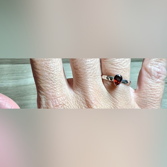 Vintage Hammered Texture Sterling Silver Teardrop Red Garnet Band Ring, Size 6.5 - Picture 7 of 9